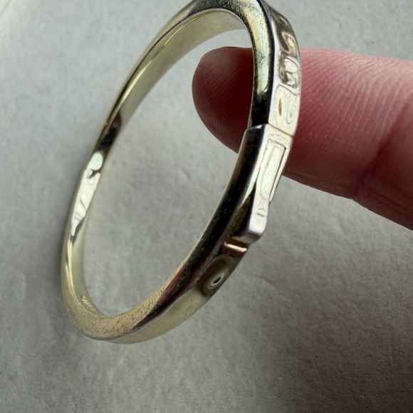 Kendra Scott Gold Tone Hammered Clasp Bracelet Classic Minimalist Bangle - Picture 2 of 6